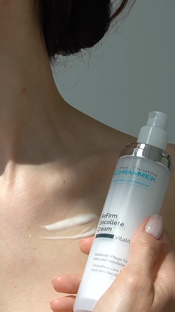Kommer snart🏻🏻 ReFirm Décolleté Cream er et spesialprodukt utviklet for å møte behovene til huden på hals, décolleté og bryst. Dette er hudområder med særegne behov, med naturlig mangel på lipider, fukt og underhudsfett. Dette gjør huden ekstra utsatt for tidlig aldring. 

ReFirm Décolleté Cream stimulerer målrettet til økt volum, fylde og fasthet. 

Psst… Ankommer våre Dr. Schrammek klinikker neste uke🤫🏻