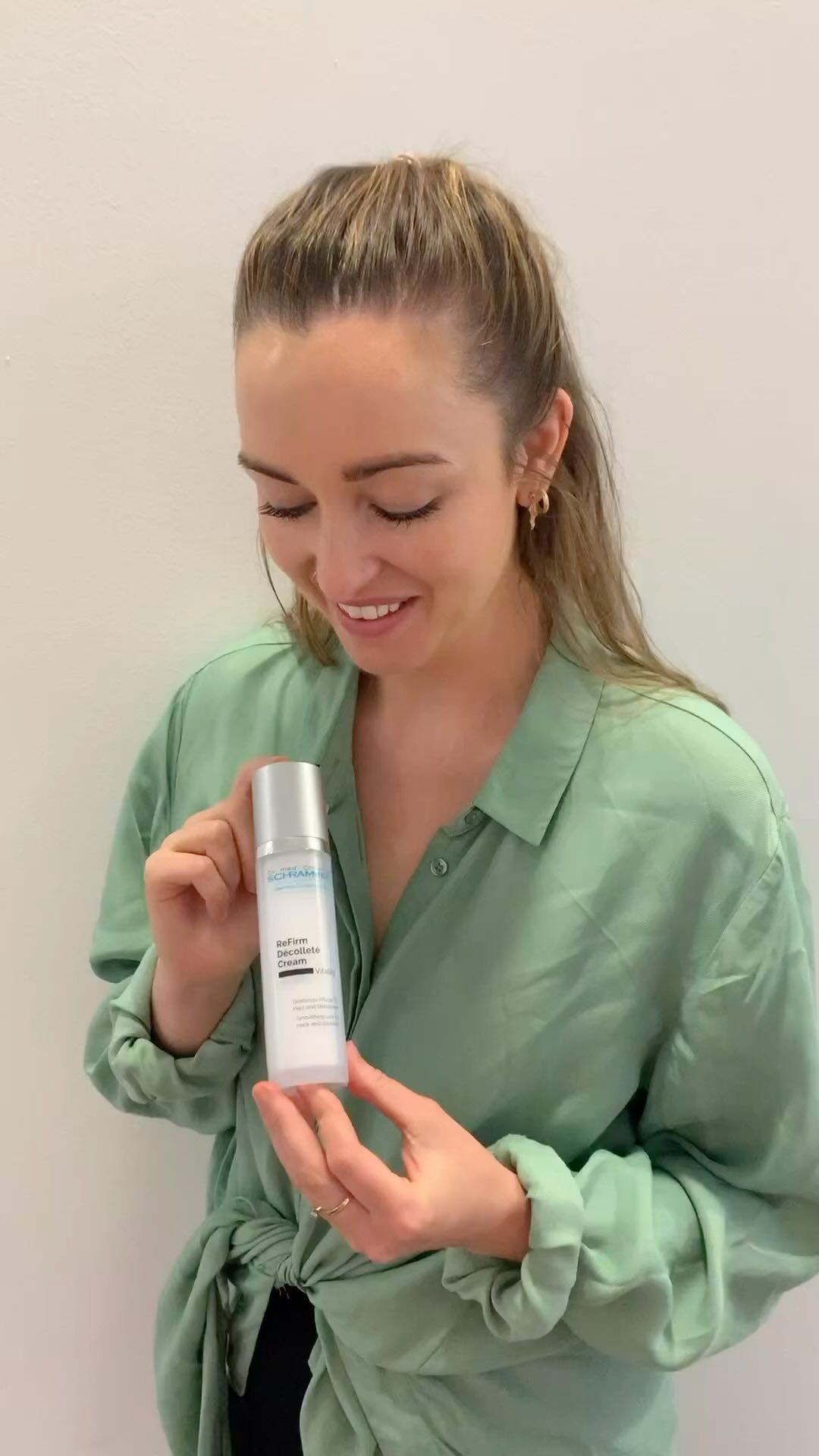 Psst… Kommer snart🏻🏻

Refirm Décolleté Cream er en antirynke krem spesielt tilpasset hals og bryst. Denne nyheten gleder vi oss til å dele med dere. Stay tuned