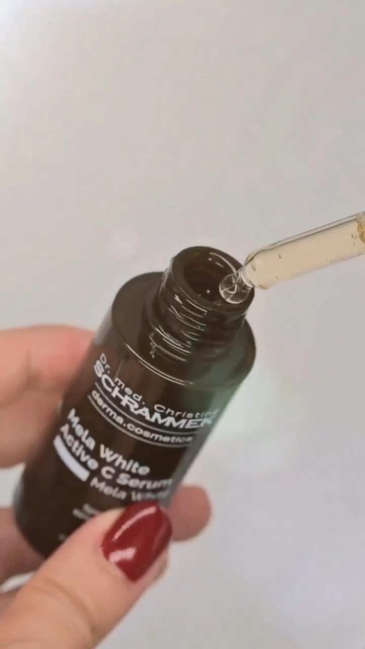 Sliter du med pigmentendringer etter sommermånedene?

Mela White Active C Serum er et serum med aktivt Vitamin C for effektiv behandling av hyperpigmentering. Lysnende egenskaper med Vitamin C i kombinasjon med Niacinamide og Alpha Arbutin jobber helhetlig på alle steg i melaninsyntesen. Serumet gir en nydelig glød og jevnere hudtone. 

Påføres ansikt, hals og décolleté morgen og kveld. Avslutt med Brightening Day Fluid SPF 50/Brightening Night Cream.

@schrammek_portugal