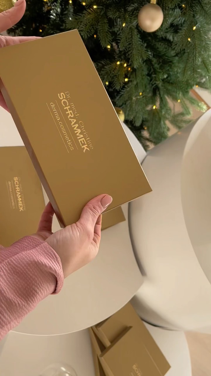 Give the gift of glowing skin Med Dr. Schrammek og GREEN PEEL får huden en effektiv antirynke og en glød du ikke kan sminke deg til. Den perfekte julegaven til deg selv eller en du er glad i️

Gavekortet er lekkert innpakket og følger med prøver på Time Control seriens store stoltheter og den siste store nyheten; Intense Lifting Ampoule. 

 #påførmedkjærlighet @aksdalhudpleieklinikk