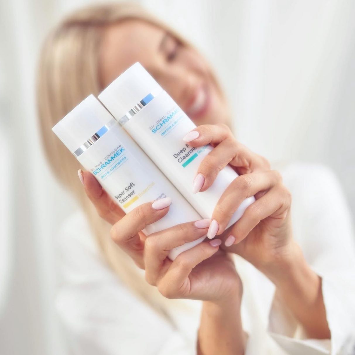En grundig renserutine er grunnlaget for en sunn hud i balanse gjennom vinteren🧖🏼‍♀️️ Velg et renseprodukt som er tilpasset din hudtype. 

Super Soft Cleanser: Pleiende og beroligende rensemelk for normal, tørr og sensitiv hud. Fjerner make-up, smuss og forurensning skånsomt og effektivt på hud og øyeområdet uten å avfette. Kan brukes morgen og kveld etterfulgt av Herbal Care Lotion og Special Care Cream.

Deep Pore Cleanser: Dyprensende rensemelk for kombinert og fet hud. Renser effektivt make-up, smuss og talg fra porene, uten å belaste eller tørke ut hudbarrieren. Resultatet er en ren myk hud i balanse. Kan brukes morgen og kveld etterfulgt Clearing Face Tonic og Special Regulating Cream.

Psst… Disse produktene får du nå i våre Everyday Rituals gavesett til en veldig god pris