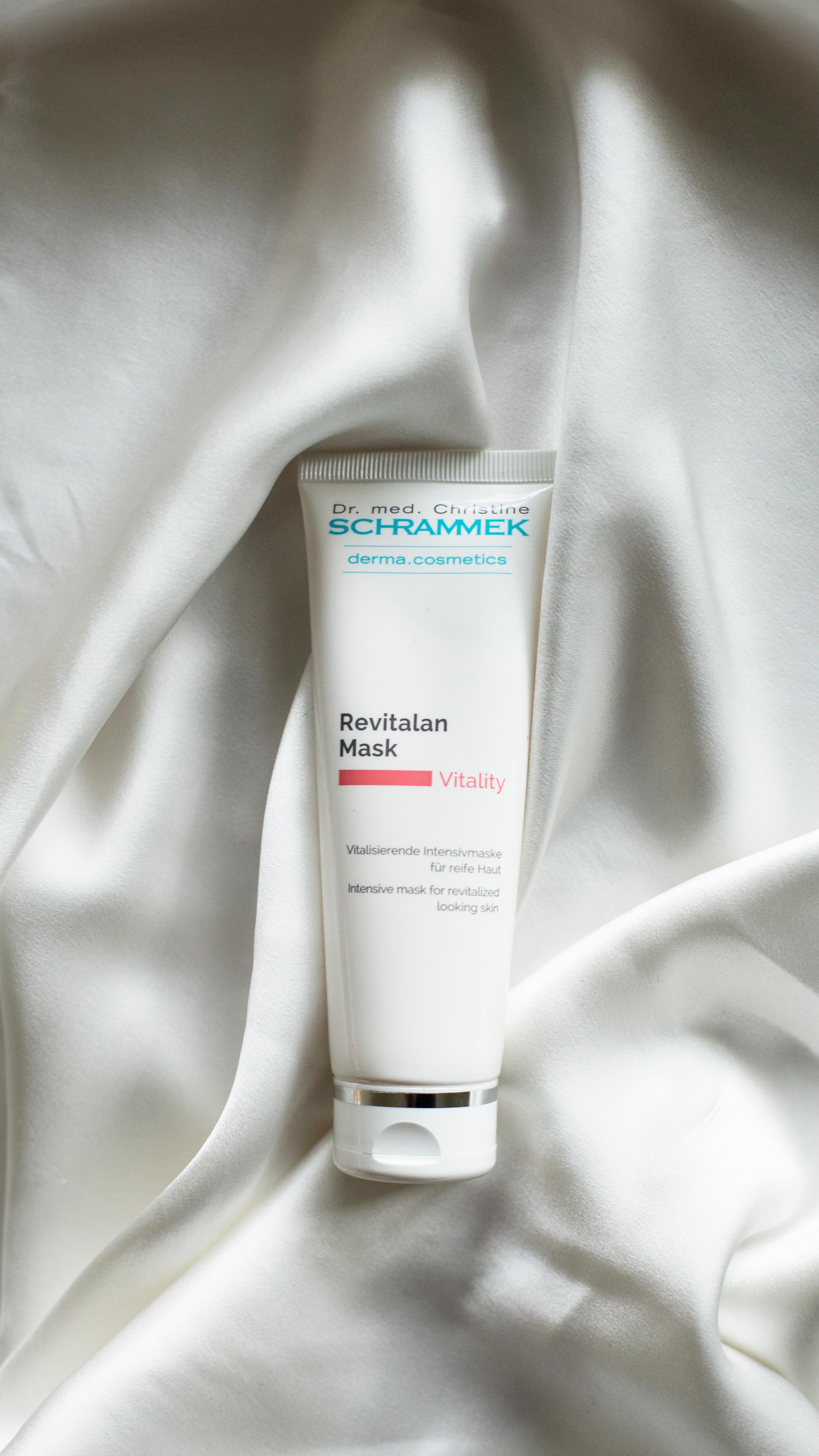 Føles huden din grå og slapp - og trenger et lite kick? Her er 4 tips til hvordan du kan bruke Revitalan Mask ️🧖🏼‍♀️

Revitalan Mask er en oppstrammende, nærende og hudfornyende kremmaske som gir glød og reduserer aldringstegn. Aktive ingredienser stimulerer kollagenproduksjon og gjenvinner hudens struktur og elastisitet. Tips: Påføres ansikt, hals og décolleté 1-2 ganger i uken, etter eksfoliering med Perfect Skin Peeling. Peelingen bidrar til at masken får enda bedre effekt🏻 

Psst… Denne deilige masken får du nå i vårt Glowing Harmony gavesett til en veldig god pris