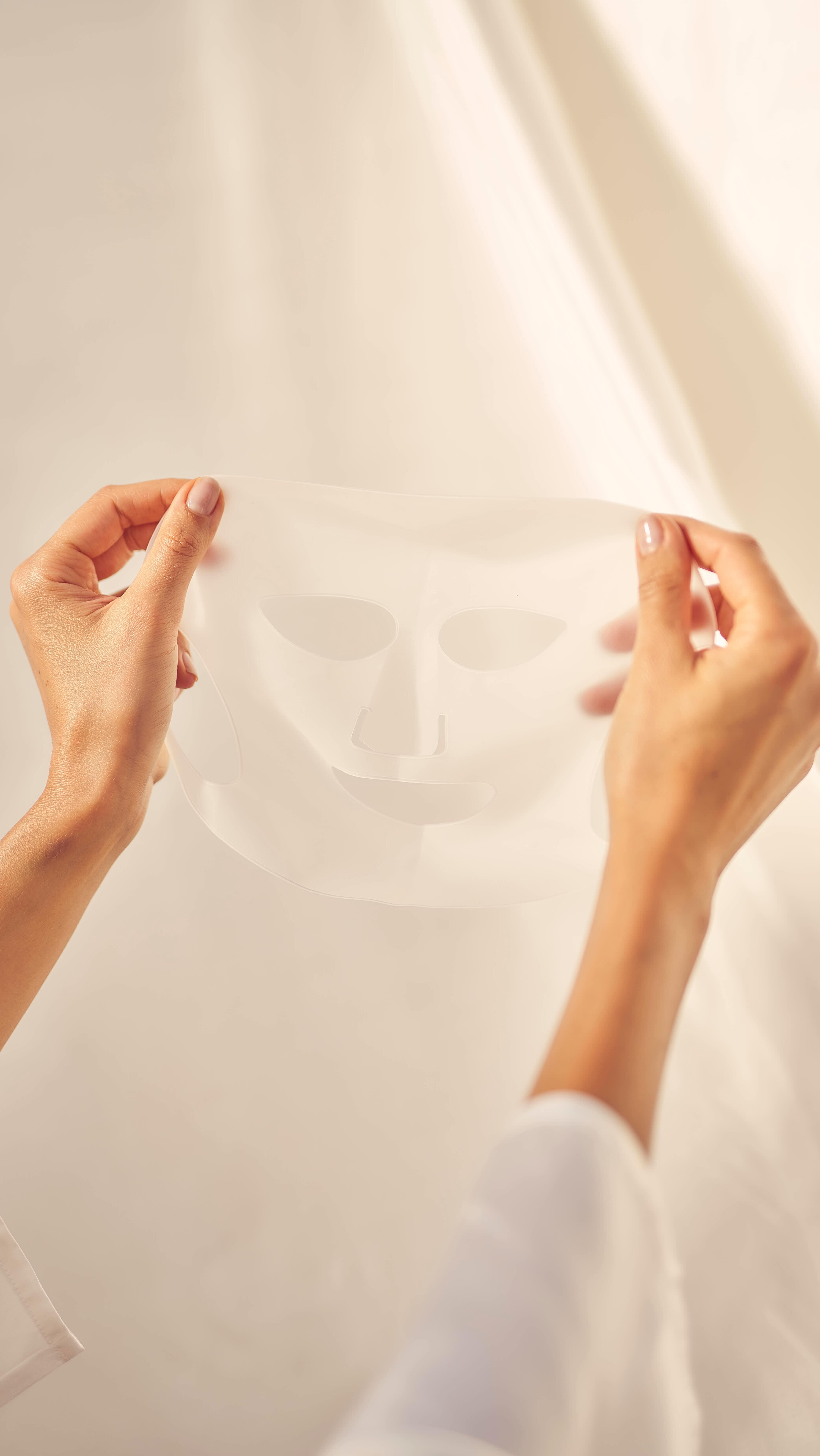Oh we love Biocellulose Mask️ 
Dr. Schrammeks Biocellulose Mask er i et 100% nedbrytbart materiell, fremstilt av fermentert kokosvann. Denne brukes i kombinasjon med GREEN PEEL Fresh Up eller klassisk ansiktsbehandling. 

Masken legger seg som en ekstra film inntil huden, og er en ideell bærer for aktive ingredienser som skal penetrere inn i huden. 

Dr. Schrammek har tre ulike biocellulose masker for tilpasset behandling ved: 
️ Sensitivitet
️ Pigmentering 
️ Voksen hud

Psst… Ønsker du å gi behandlingen det lille ekstra, be din Dr. Schrammek hudterapeut legge til denne deilige masken for målrettet behandling🏻🧖🏼‍♀️
