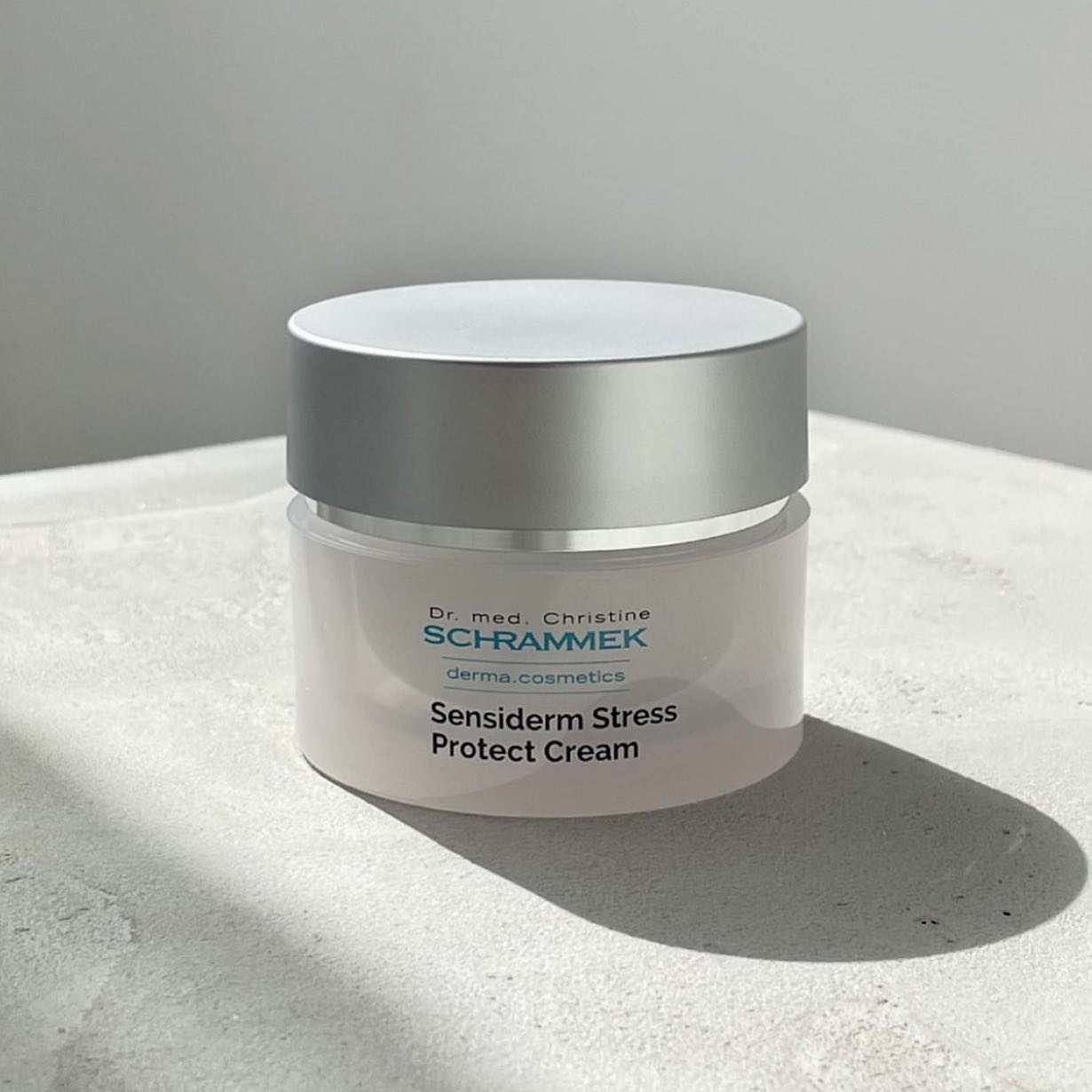 Husk en litt rikere krem i kulden️

Sensiderm Stress Protect Cream er en ideell følgesvenn for en sunn og sterk hud vinterstid. Beroligende og næringsgivende dag- og nattkrem for tørr og sensitiv hud. Demper rødhet og gir huden påfyll av fuktighet og lipider. 

Den perfekte klimakremen i vinter🏻🤍🌬️