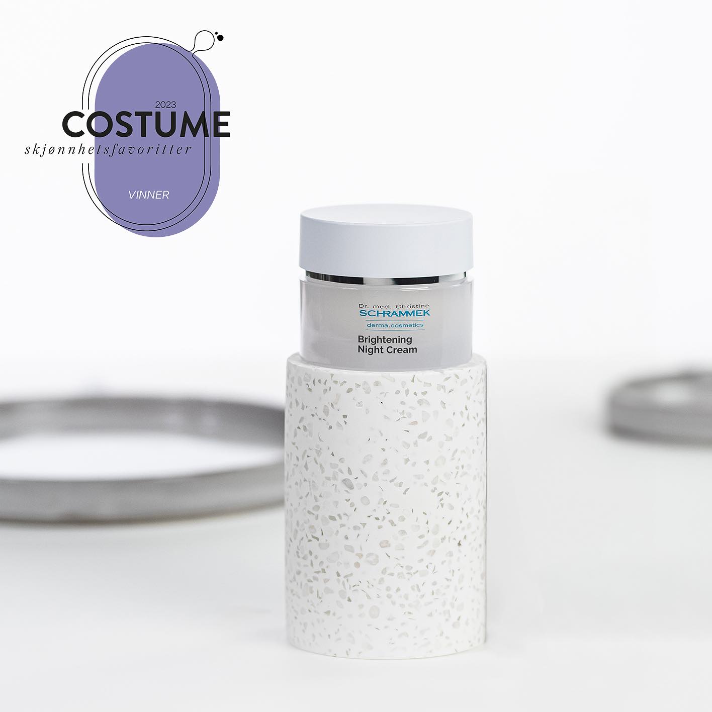 Nyheten Brightening Night Cream er en nattkrem for helhetlig behandling av hyperpigmentering. Aktive virkestoffer fra morbær, granateple og fytinsyre jobber synergetisk på alle steg i melaninsyntesen. Mildt eksfolierende egenskaper øker opptaket av aktive virkestoffer og fremmer nedbrytning av melanin🤍

Brightening Night Cream stakk av med seieren i @costumenorge Skjønnhetsfavoritter 2023, i kategorien Beste Nattpleie. Denne nattkremen har på kort tid blitt en favoritt hos mange. Vi setter stor pris på hver eneste stemme vi har fått🫶🏻