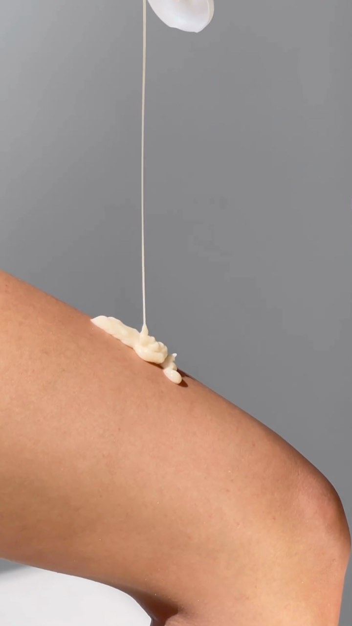 EveryBODY deserves to glow 🫶🏼
Super Body Peeling er en effektiv og skånsom peeling for kropp. Kombinasjon av mekanisk og biologisk peeling sørger for effektiv reduksjon av døde hudceller og tørr hud. 

Etterlater huden silkemyk og påfølgende aktive ingredienser penetrerer bedre. Unikt med denne peelingen er at den også inneholder Guarana som er revitaliserende og fettforbrennende. Anbefales 2-3 ganger i uken. Psst… Den dufter helt nydelig🏻

Tips: Perfekt 2-3 dager etter voksing for å forebygge inngrodde hår.