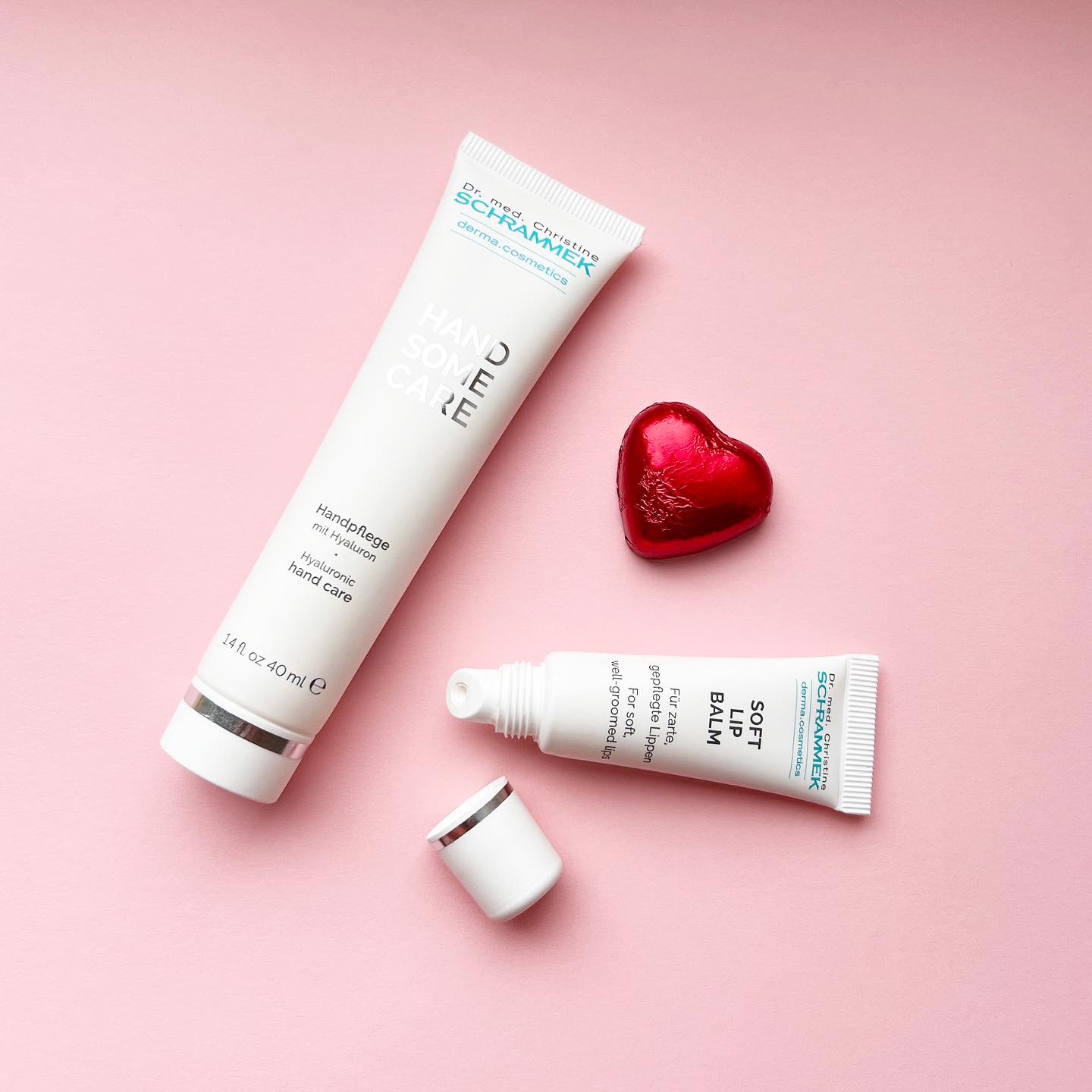 Husk morsdag på søndag! Vi har den spesielle gaven til mamma❣️ 

I anledning kjærlighetsmåneden har Dr. Schrammek lansert et Limited Edition Nourishing Hand & Lip Set. Inneholder Handsome Care og nyheten Soft Lip Balm. Kampanjepris: 349,- (Ord. pris: 480,-).