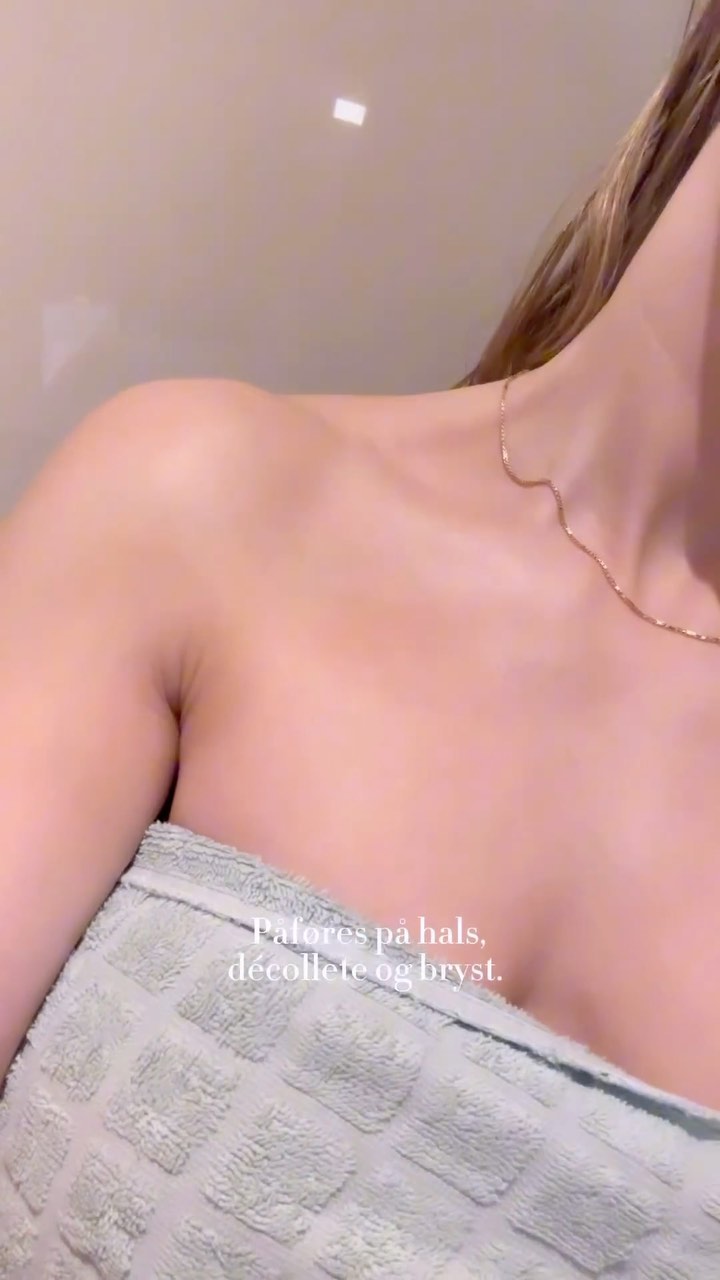 New Fav🫶🏻

Refirm Décolleté Cream er en silkemyk dag og nattkrem til hals, bryst og décolleté. Et hudområde med lite underhudsfett som er svært utsatt for solskader og tidlig aldring. 

Med nøye utvalgte ingredienser stimulerer kremen til økt volum, fylde og fasthet