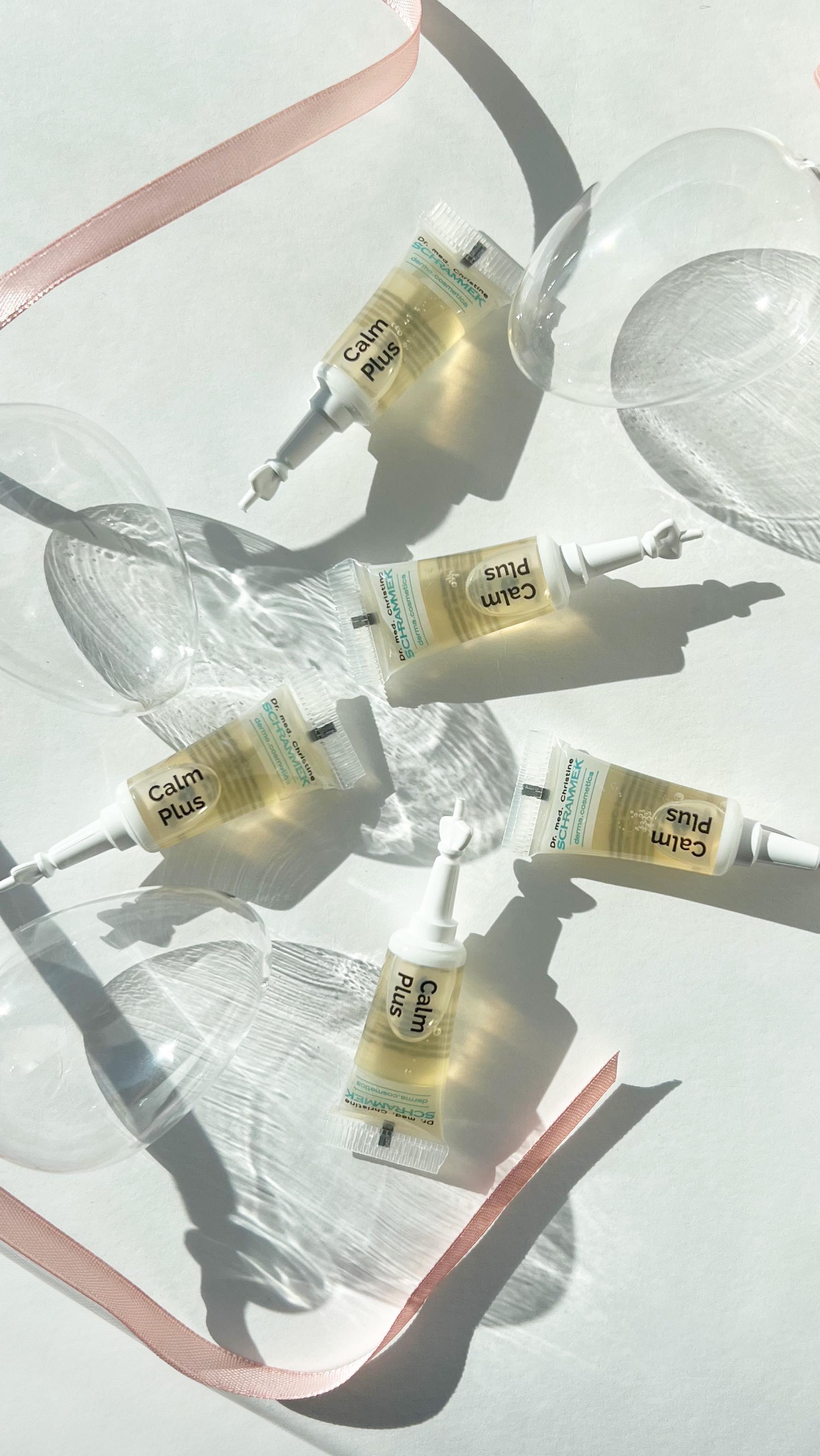 SOS pleie for en sensitiv hud sammen med @skinwellas og Dr. Schrammek🧖🏼‍♀️

1. Rens huden med Super Soft Cleanser for å få bort avfallsstoffer, skitt og smuss. Dette gjør at det du påfører videre får bedre effekt.

2. Herbal Care Lotion er et lindrende og fuktgivende urtevann som også øker effekten av det du skal smøre på.

3. Calm Plus ampulleserum er et spesialprodukt som kan brukes før maske eller krem for å gi en ekstra lindrende effekt. Kan gjerne brukes som en 7 dagers kur ved behov, eller etter GREEN PEEL.

4. Sensiderm Mask fyller på med fuktighet, lindrer og hemmer histaminreaksjon i huden - altså når huden reagerer med f.eks rødme og kløe.

5. Soothing SOS Fluid er et serum som er fint å bruke daglig for en hud som er sensitiv, irritert, klør og svir. Styrker og roer ned.

6. Mange med sensitiv hud kan reagere på en del solkremer med svie, varme og irritasjon. Sensiderm Sun Cream er en pleiende og beroligende solkrem med SPF 50. Lett og behagelig på huden, og blir ikke hvit.

Psst… Flere av disse produktene får du nå i Dr. Schrammeks nøye utvalgte vårkolleksjon til en veldig god pris🏻