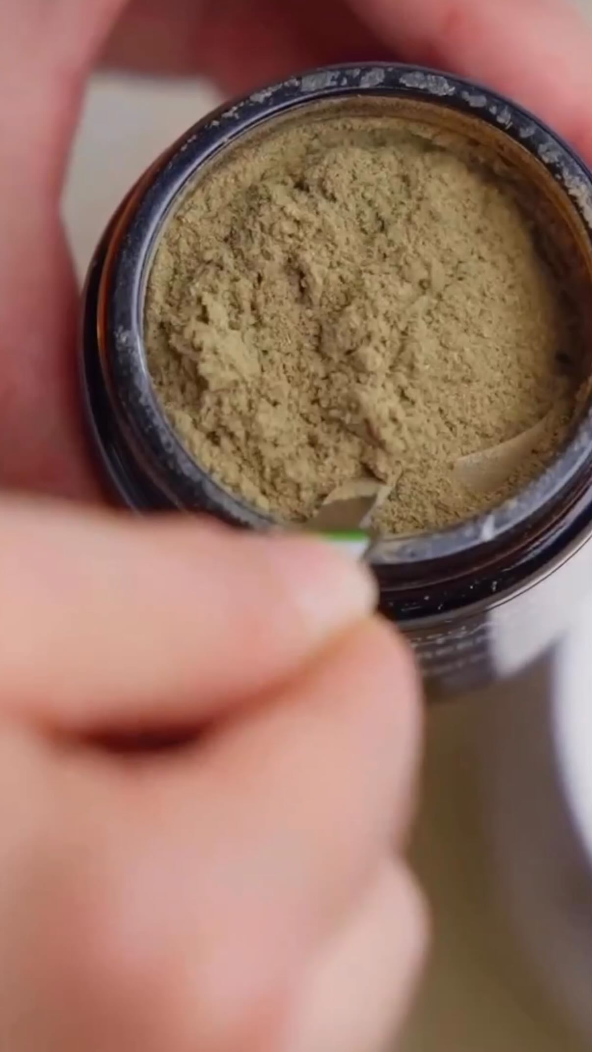 «Det gir meg en enorm trygghet å vite at jeg kan hjelpe alle kunder uavhengig av hudtype og hudtilstand med GREEN PEEL, som styrker huden fra innerst til ytterst. 

Senest i går hadde jeg en voksen kunde med kombinert hud, store porer og grov hud i T-sonen. Samtidig var hun sensitiv og tydelig utsatt for pigmentflekker.

Da er det fantastisk å kunne tilby en behandling som styrker alle behovene. Urtene strammer opp, styrker, roer ned og oppnår en hud i balanse. Rett etter behandlingen hadde hun allerede en mye roligere og jevnere hudtone. Ingen tvil om at behandlingen gav mersmak. 

Det er dette som gjør at jeg elsker å jobbe med GREEN PEEL og kjenner på takknemlighet hver eneste dag» - Julie, @aksdalhudpleieklinikk