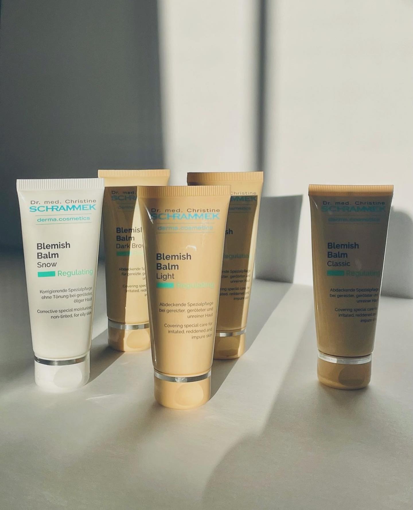 Visste du at Blemish Balm fra Dr. Schrammek var den første BB-kremen på markedet? 

Blemish Balm ble opprinnelig utviklet i 1967 som en behandlende krem etter GREEN PEEL. En foundation med svært beroligende, betennelsesdempende og beskyttende egenskaper. Kommer i 4 forskjellige farger med god dekkevne som blender inn i hudtonen og gir en fin glød. 

AKTIVE INGREDIENSER 
🤎 Titanium dioxide: Dekkende og beskyttende mot UV-stråler. 
🤎 Sinkoksid: Anti-inflammatorisk og helende. 
🤎 Lakrisrot: Anti-inflammatorisk og beroligende. 
🤎 Bisabolol: Helende og beroligende. 
🤎 Shea Butter: Regenererende og beroligende.