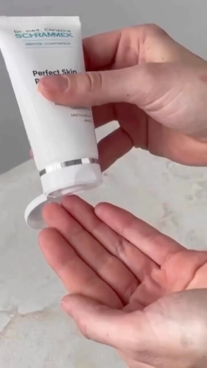 Scrub O’Clock🧖🏼‍♀️🤍

Perfect Skin Peeling er en mekanisk kornpeeling som skånsomt og effektivt fjerner talg og døde hudceller ved hjelp av malte lavasteinkorn. Den pleiende krembasen bestående av planteoljer tilfører huden næringsstoffer og essensielle lipider. Huden etterlates frisk og jevn. Dr. Schrammek anbefaler eksfoliering og skrubb av huden 1-2 ganger i uken eller ved behov. 

Tips: Følg opp med en ansiktsmaske som er riktig for din hud. Peelingen bidrar til at masken får enda bedre effekt🏻