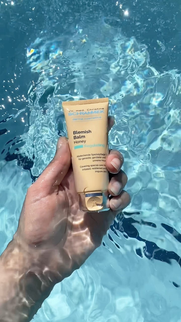 Blemish Balm er en foundation med svært beroligende, betennelsesdempende og beskyttende egenskaper. Kommer i 4 forskjellige farger med god dekkevne som blender inn i hudtonen og gir en fin sommerglød🏻🌞

EGENSKAPER
🌞 Betennelsesdempende
🌞 Beroligende
🌞 Beskyttende
🌞 Dekkende

Sommertips: Over solkrem gir den optimal beskyttelse mot UV-stråler med sitt fysiske filter. Beroligende og antibakteriell, og dermed også ideell på kvelden etter en dag i sola. Hjelper mot insektstikk. 

Kommer i fargene:
Honey, light, classic, dark brown og snow