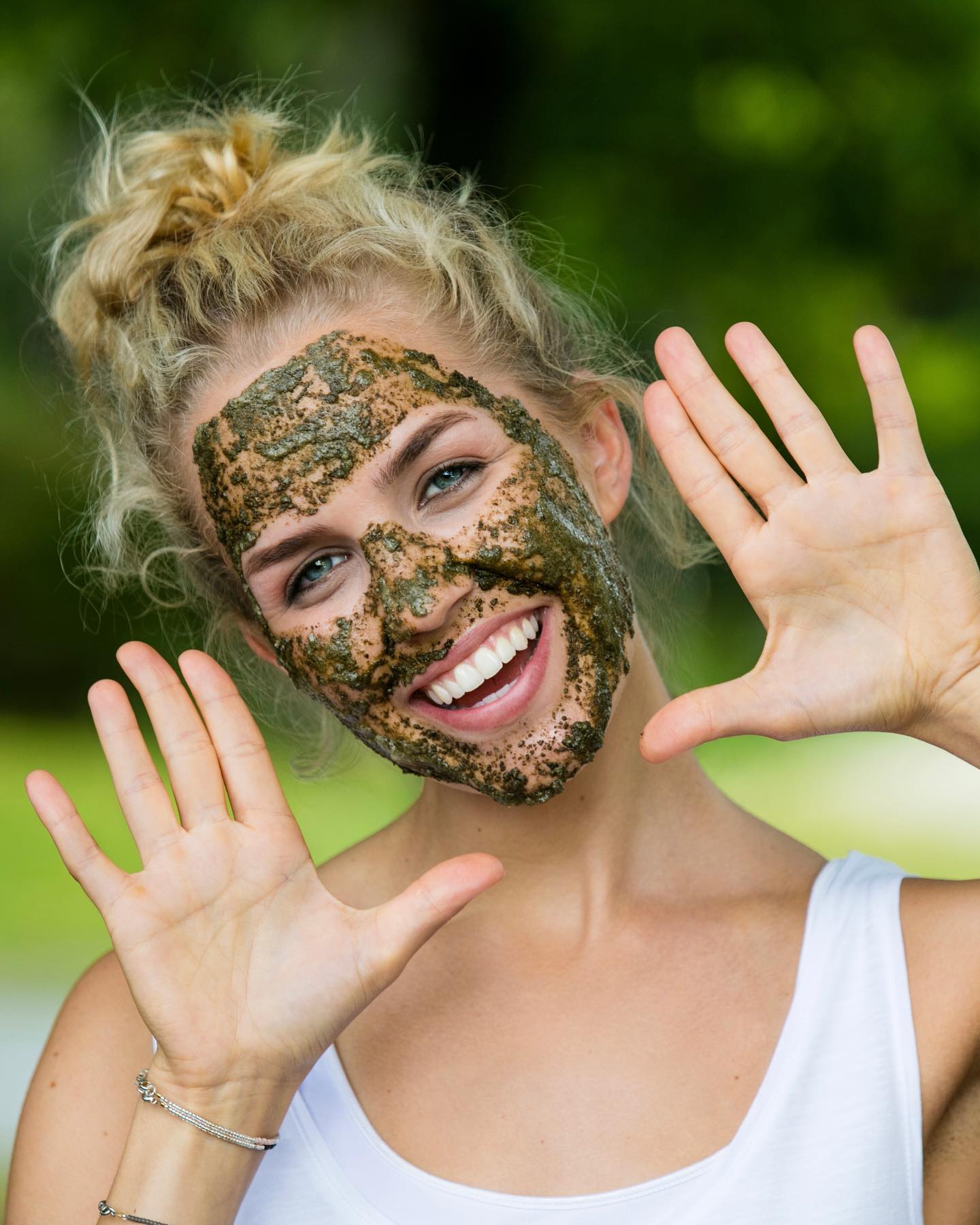 DET NATURLIGE VALGET
GREEN PEEL Fresh Up - gnistrende sommerglød

Sommerens favoritt, GREEN PEEL Fresh Up, gir den ultimate sommergløden du ikke kan sminke deg til. 

Vi er takknemlig for å kunne tilby en kraftfull behandling fra naturen som stimulerer alle prosesser i huden uten å utfordre hudtoleransen.

En behandling som lindrer uønskede hudproblemer og stimulerer cellefornyelsen og kollagenproduksjonen mot uønskede aldringstegn. 

Helbredende urter, fulle av næringsstoffer direkte fra naturen, gir huden energi, økt spenst og glød.  

Connect med naturen gjennom en herlig og effektiv GREEN PEEL Fresh Up i sommer