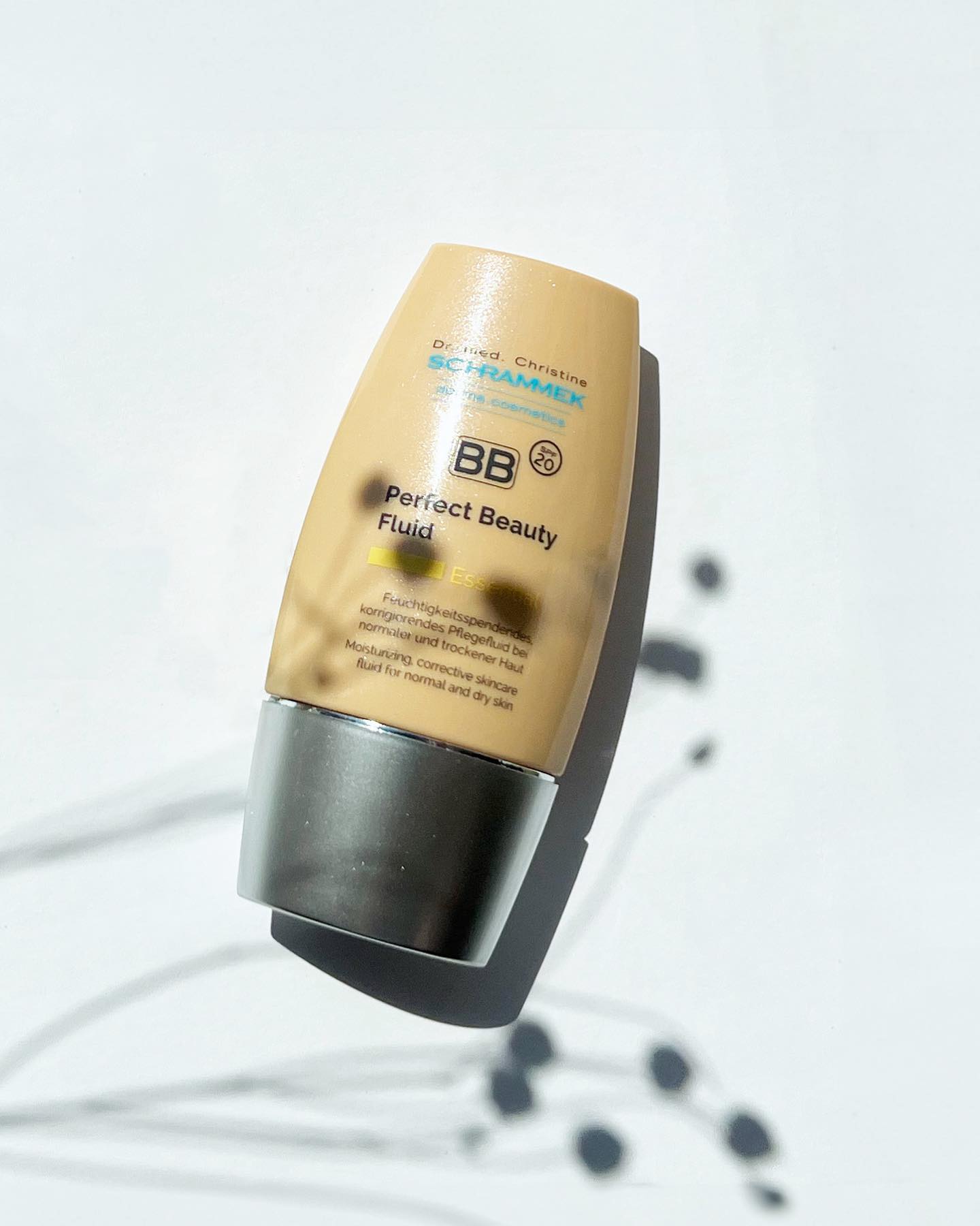 Solbeskyttelse, dagkrem og dekk i samme produkt? Ja takk🏻🏻 BB Perfect Beauty Fluid er en fuktighetsgivende og beskyttende dagkrem med farge og SPF 20. Lysreflekterende egenskaper korrigerer huden for ujevnheter og aldringstegn. Kremen har en lett konsistens og god dekkevne. Finnes i fargene peach, beige og ivory. Den perfekte 3-i-1 kremen på sommeren️

Tips: Bruk Solar+ Protect Fluid SPF 50 over når huden eksponeres for mye sol.