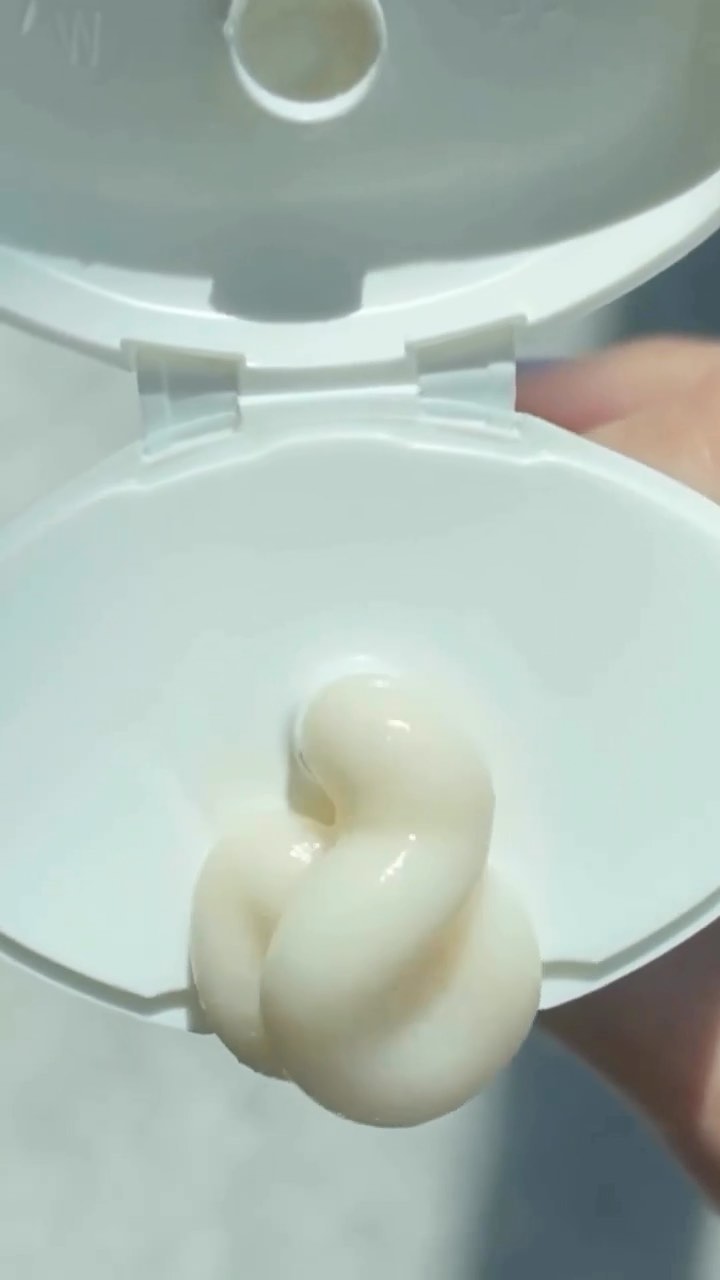 Sommerprepp 🚿🫶🏻 

Gi huden litt ekstra pleie med Super Body Peeling. Denne effektive krempeelingen inneholder enzymer og guarana som fjerner døde hudceller og revitaliserer huden. Vi anbefaler å bruke den 2-3 ganger i uken for best resultat. Super til sommersesongen, da den bidrar til en jevnere brunfarge og silkemyk hud🏻

Tips: Bruk peeling 2-3 dager etter voksing for å forebygge inngrodde hår.