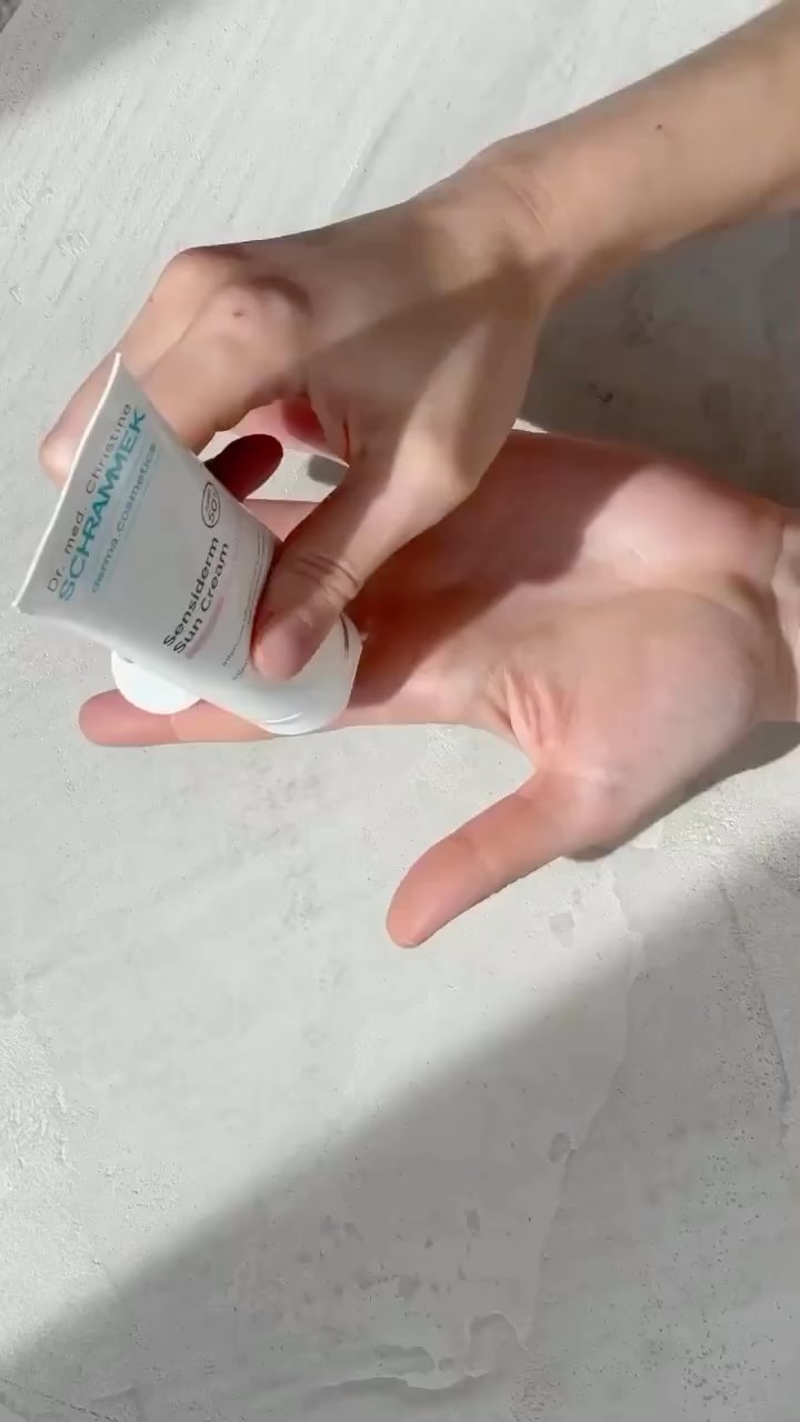 Husk solkrem i sommer🏻️ En god huskeregel: To fingre er mengden solkrem du bør smøre på ansikt og hals🏻

Sensiderm Sun Cream SPF 50 er en solkrem for høy beskyttelse ved langvarig og intensiv solpåvirkning. Fysisk og kjemisk UV-filter sørger for bredspektret beskyttelse mot celleskader og tidlige aldringstegn. En krem med lett konsistens som beskytter trygt, skånsomt og vedvarende på alle hudtyper🤍
