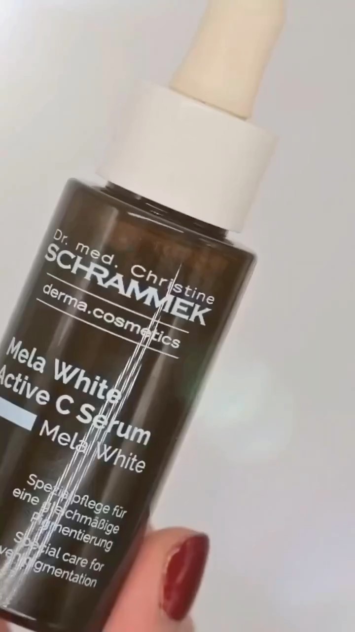 På grunn av økt eksponering for UV-stråler kan sommeren være utfordrende for de som opplever pigmentforandringer️

Mela White Active C Serum er et serum med aktivt Vitamin C for effektiv behandling av hyperpigmentering. Lysnende egenskaper med Vitamin C i kombinasjon med Niacinamide og Alpha Arbutin jobber helhetlig på alle steg i melaninsyntesen. Serumet gir en nydelig glød og jevnere hudtone. 

Påføres ansikt, hals og décolleté morgen og kveld. Avslutt med Brightening Day Fluid SPF 50/Brightening Night Cream.

@schrammek_portugal