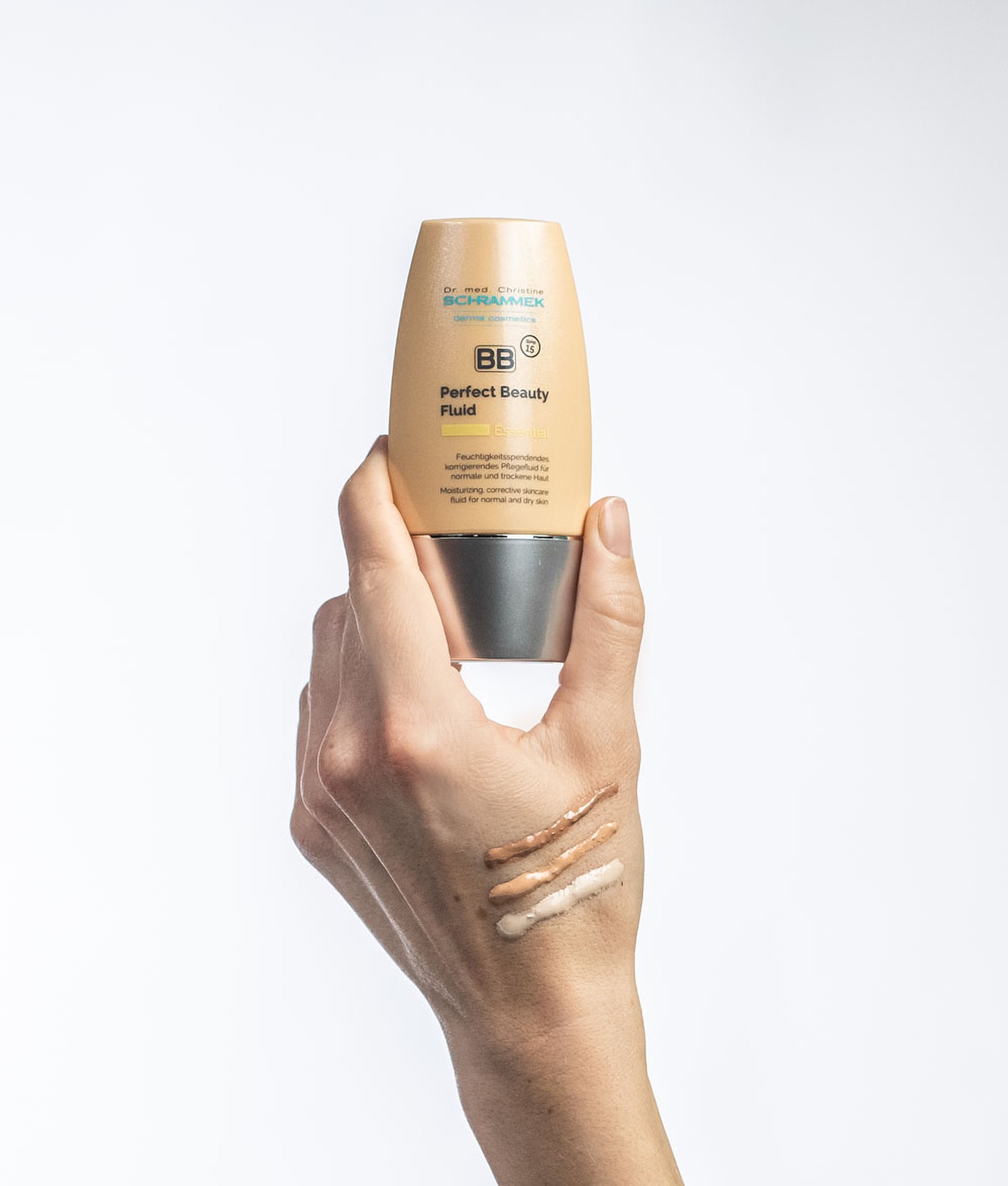 På sommeren er det enkle ofte det beste. Hva med solbeskyttelse, dagkrem og dekk i ett produkt? Ja, takk🏻🏻

BB Perfect Beauty Fluid kombinerer fuktighet, farge og UV-beskyttelse med SPF 20. Den har lysreflekterende egenskaper som korrigerer ujevnheter og gir en jevnere hudtone. Kremen har en lett konsistens og god dekkevne. Kommer i fargene peach, beige og ivory. Dette er den perfekte 3-i-1 kremen for sommeren️

Tips: Vi elsker fargen peach etter at vi har fått litt sommerfarge. Den gir en nydelig, glødende «sunset» look🧡 Fargene kan også kombineres og brukes til contouring. For ekstra beskyttelse, påfør Solar+ Protect Fluid SPF 50+ når huden eksponeres for mye sol.