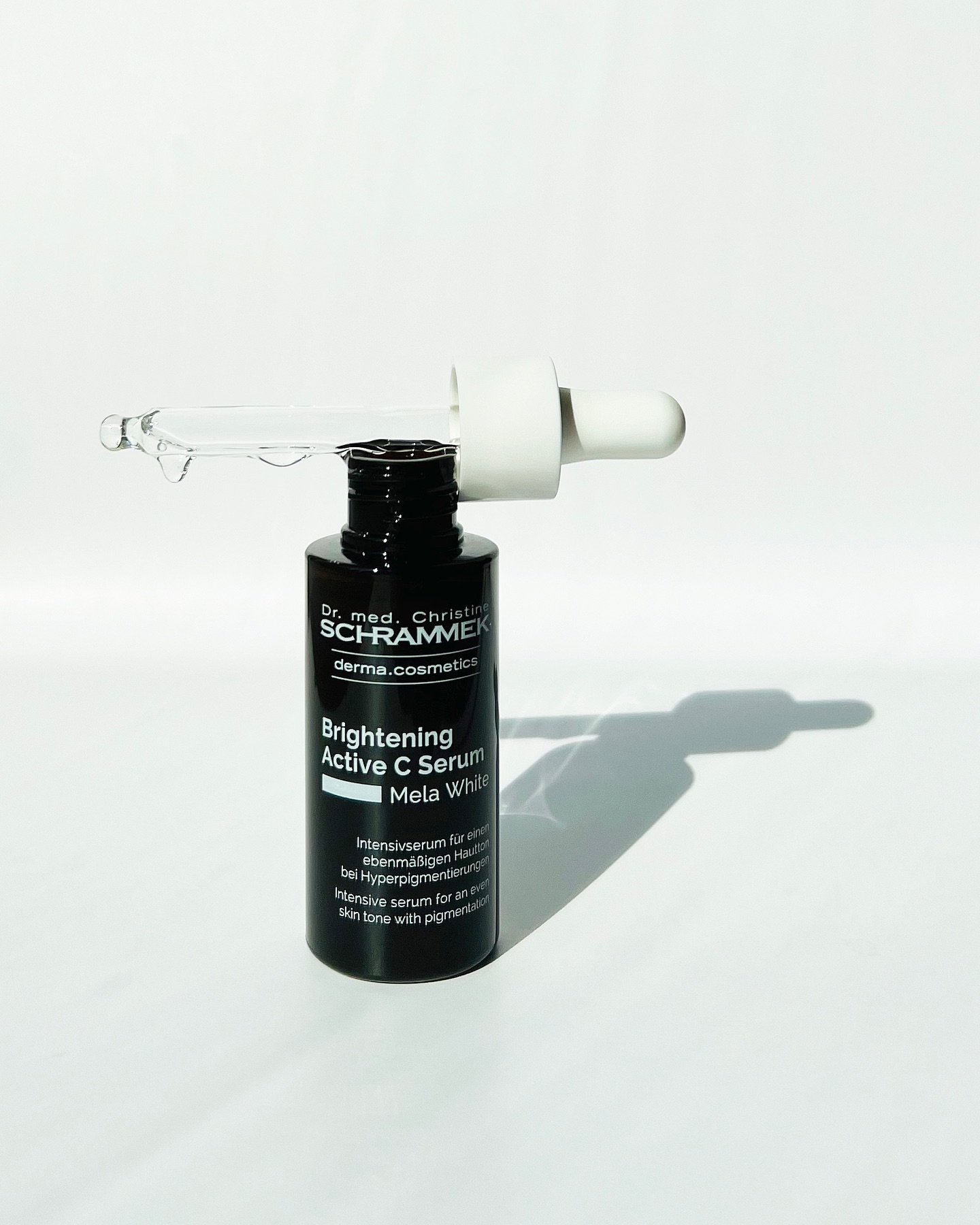 Relansering fra Dr. Schrammek! Oppdag det nye Brightening Active C Serum – nå med en videreutviklet formel som gir umiddelbar glød og effektive resultater på hyperpigmentering🏻

Den avanserte formelen med dobbel C-vitamin virker på flere nivåer i melaninsyntesen for å lysne og effektivt redusere hyperpigmentering. Med veldokumenterte ingredienser som hemmer melaninproduksjonen, sørger serumet for en jevnere hudtone.

Gi huden din en strålende og klar look – opplev forskjellen med vårt nye, kraftfulle Brightening Active C Serum!