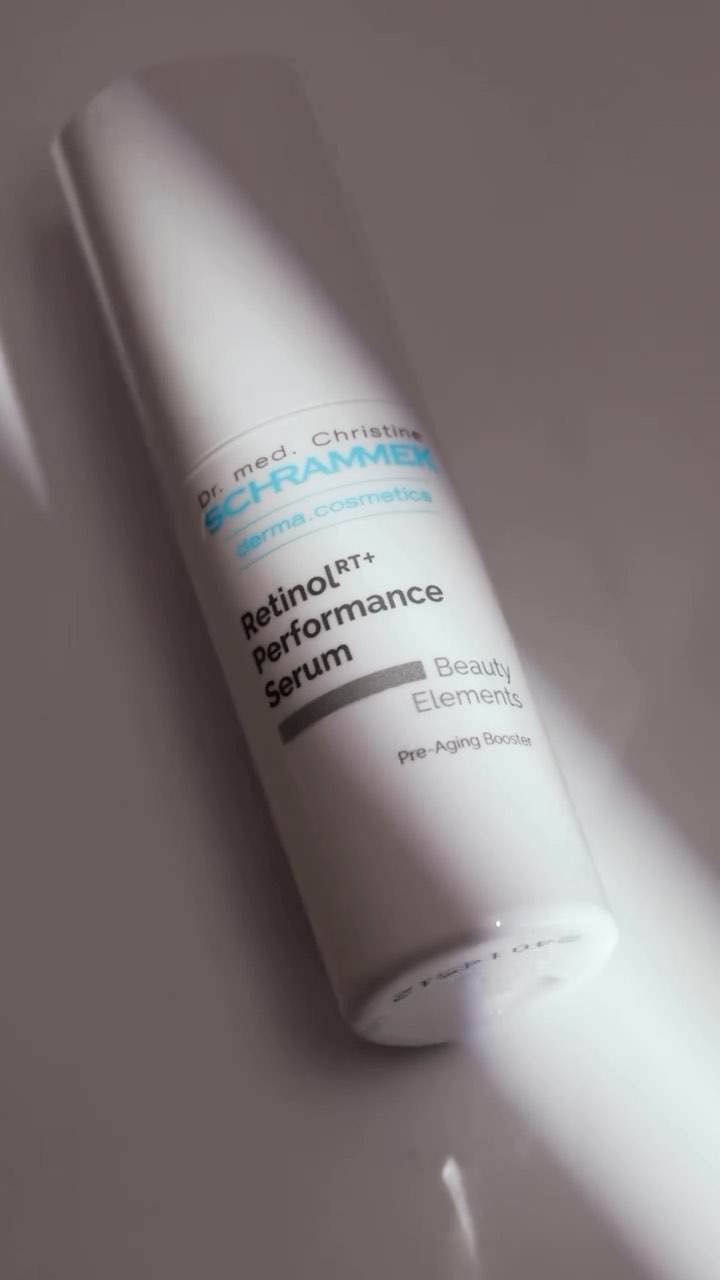 Vi ønsker velkommen til neste generasjons A-vitamin serum🏻
 
Nyheten Retinol Performance Serum er et kraftfullt og innovativt A-vitamin serum med høy hudtoleranse. Den aktive kombinasjonen av retinsyre ester og lavmolekylær hyaluronsyre gir jevnere hudstruktur, reduserer akneutbrudd og øker hudens fuktighetsbalanse. Beskyttende antioksidanter reduserer aldringsprosesser og bevarer hudens fasthet og elastisitet. Passer for alle hudtyper.

 @schrammekcanada