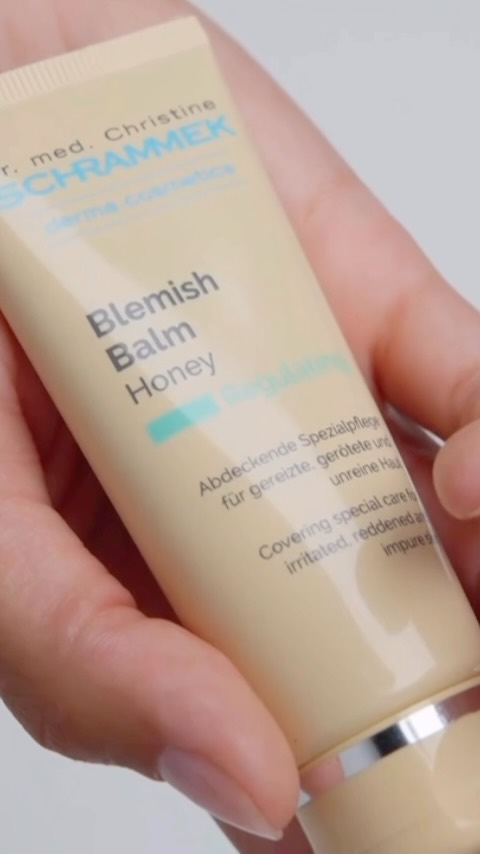 Visste du at Blemish Balm fra Dr. Schrammek var den første BB-kremen på markedet? 

Blemish Balm ble opprinnelig utviklet i 1967 som en behandlende krem etter GREEN PEEL. En foundation med svært beroligende, betennelsesdempende og beskyttende egenskaper. Kommer i 4 forskjellige farger med god dekkevne som blender inn i hudtonen og gir en nydelig glød. 

AKTIVE INGREDIENSER 
🤎 Titanium dioxide: Dekkende og beskyttende mot UV-stråler. 
🤎 Sinkoksid: Anti-inflammatorisk og helende. 
🤎 Lakrisrot: Anti-inflammatorisk og beroligende. 
🤎 Bisabolol: Helende og beroligende. 
🤎 Shea Butter: Regenererende og beroligende.