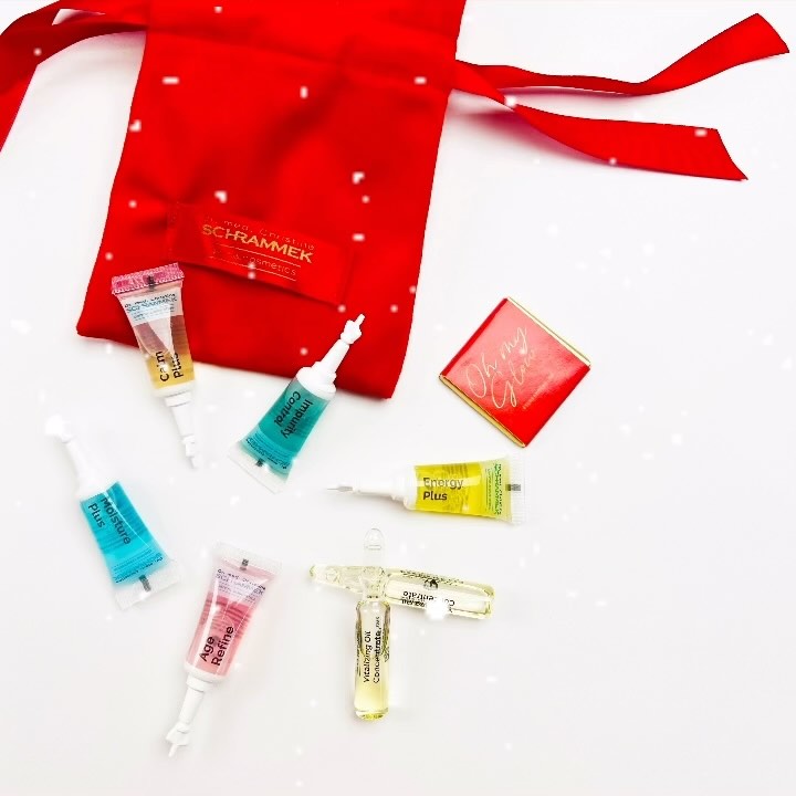 Beauty Boost Gi huden en kjærlighetsboost med en 7-dagers kraftfull ampullekur - målrettet hudpleie for optimal fukt, spenst og glød! Perfekt før julebordet eller som en luksuriøs liten gave til noen du vil skjemme bort

Har du vært nysgjerrig på Dr. Schrammeks populære ampuller? Nå kan du teste 6 assorterte ampuller og oppdage kraften i målrettet hudpleie! 

Pakket i en nydelig rød velourpose med en liten sjokoladebit - klar til å gis bort til en du er glad i️ Julepris: 349,- (Ord. pris: 510,-).